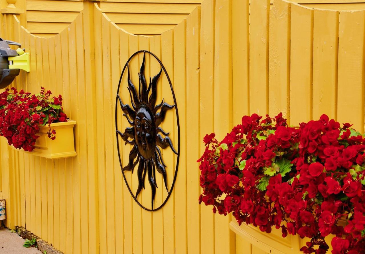 Rum Runner Inn Lunenburg Bagian luar foto