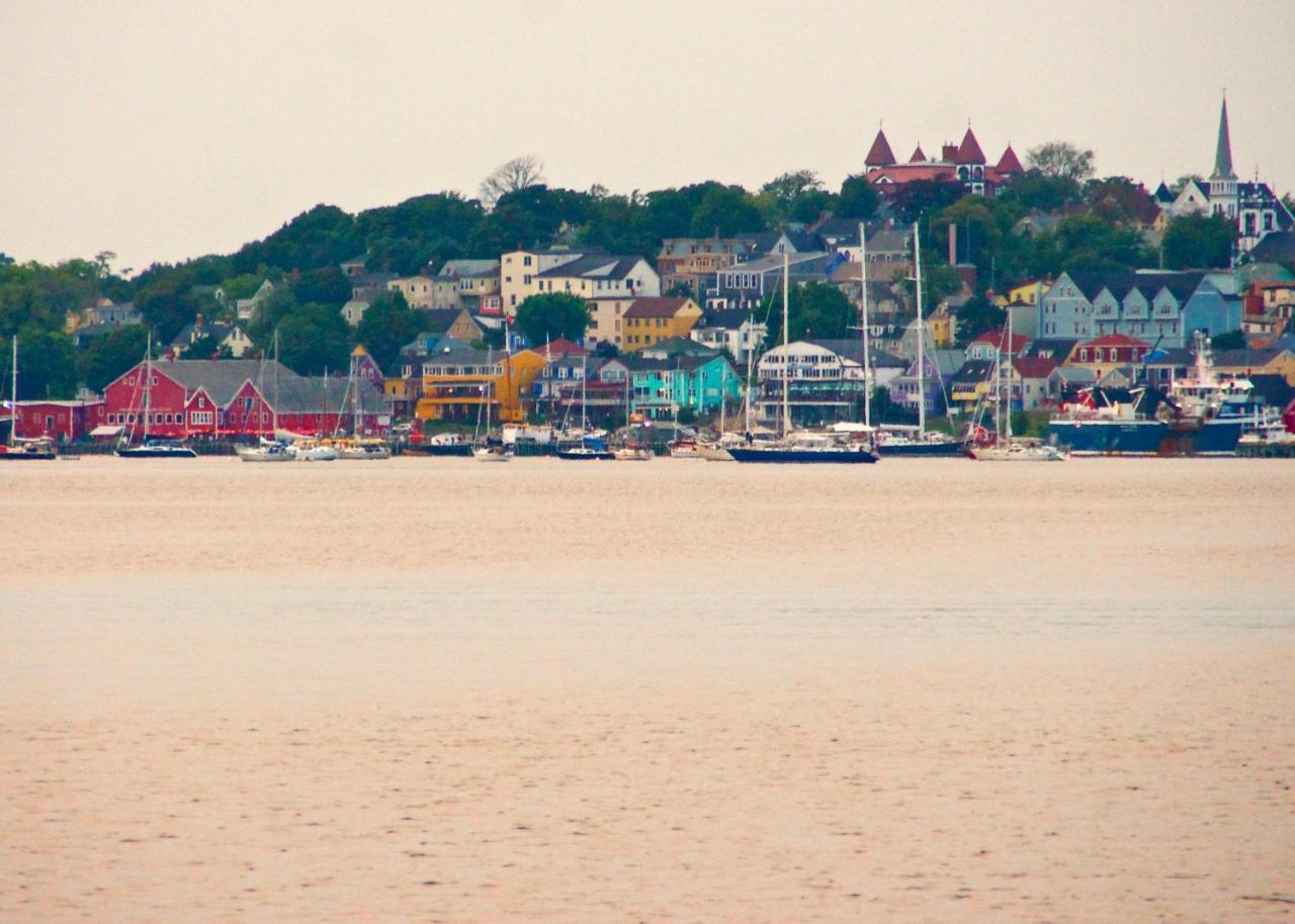 Rum Runner Inn Lunenburg Bagian luar foto