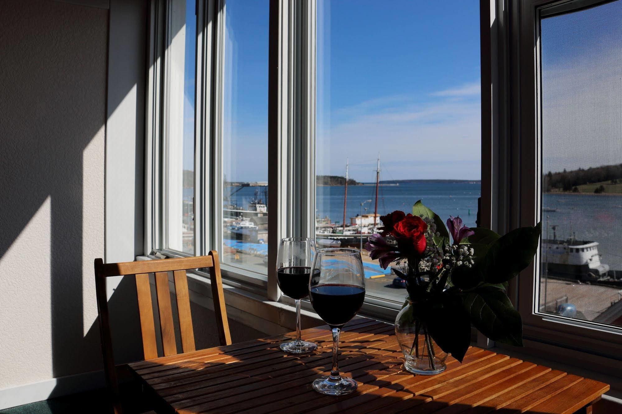 Rum Runner Inn Lunenburg Bagian luar foto